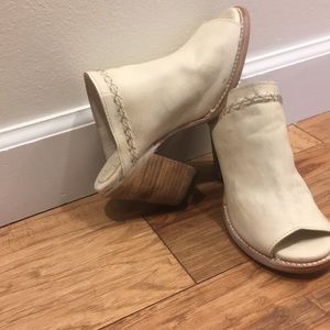 Freebird  Bambi Mule Ivory/lt. cream Color size 8